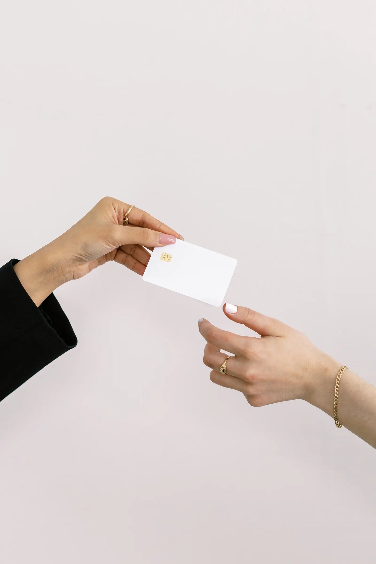 Mujer pasando una tarjeta de crédito a otra