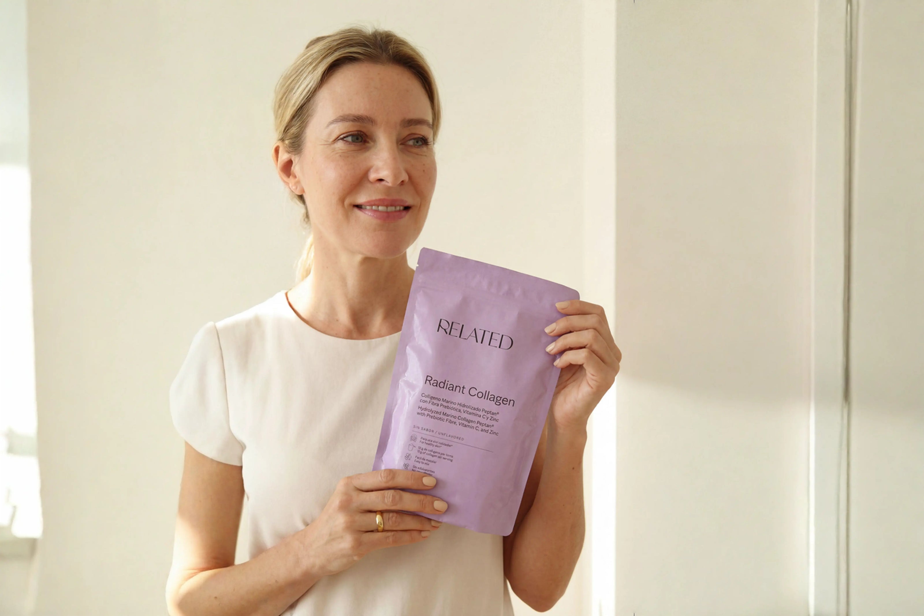 Mujer sosteniendo Radiant Collagen de Related